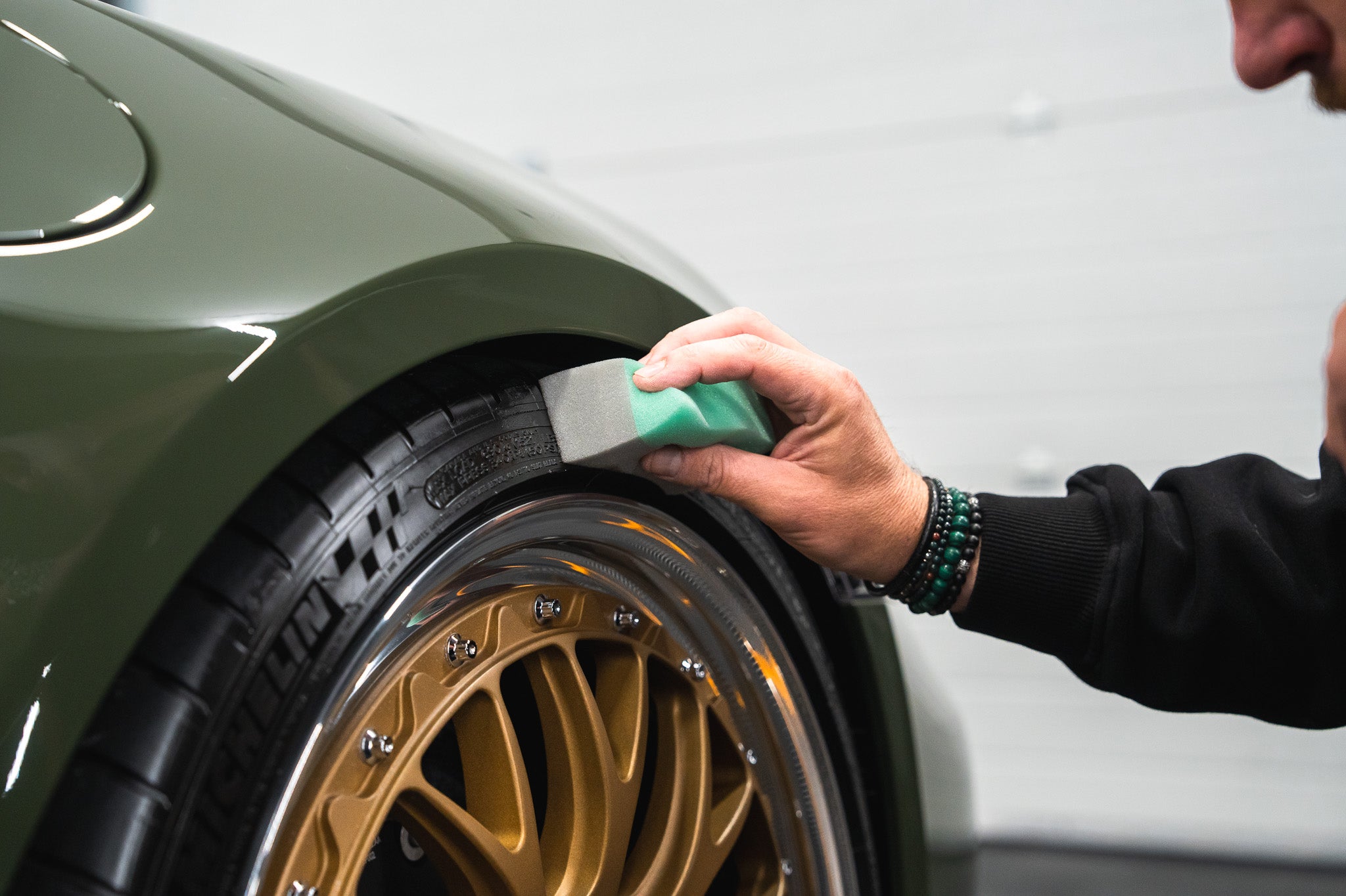 Using Tyre & Trim Applicator on Wheels