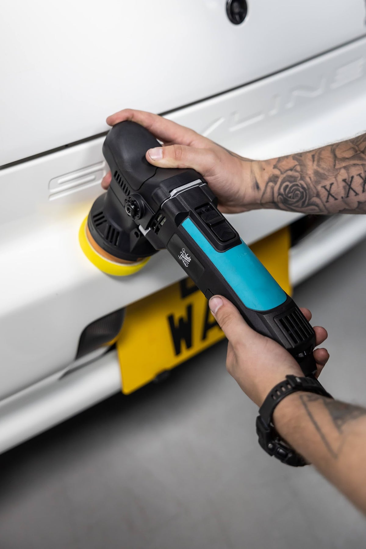Polishing a car with a dual-action polisher tool