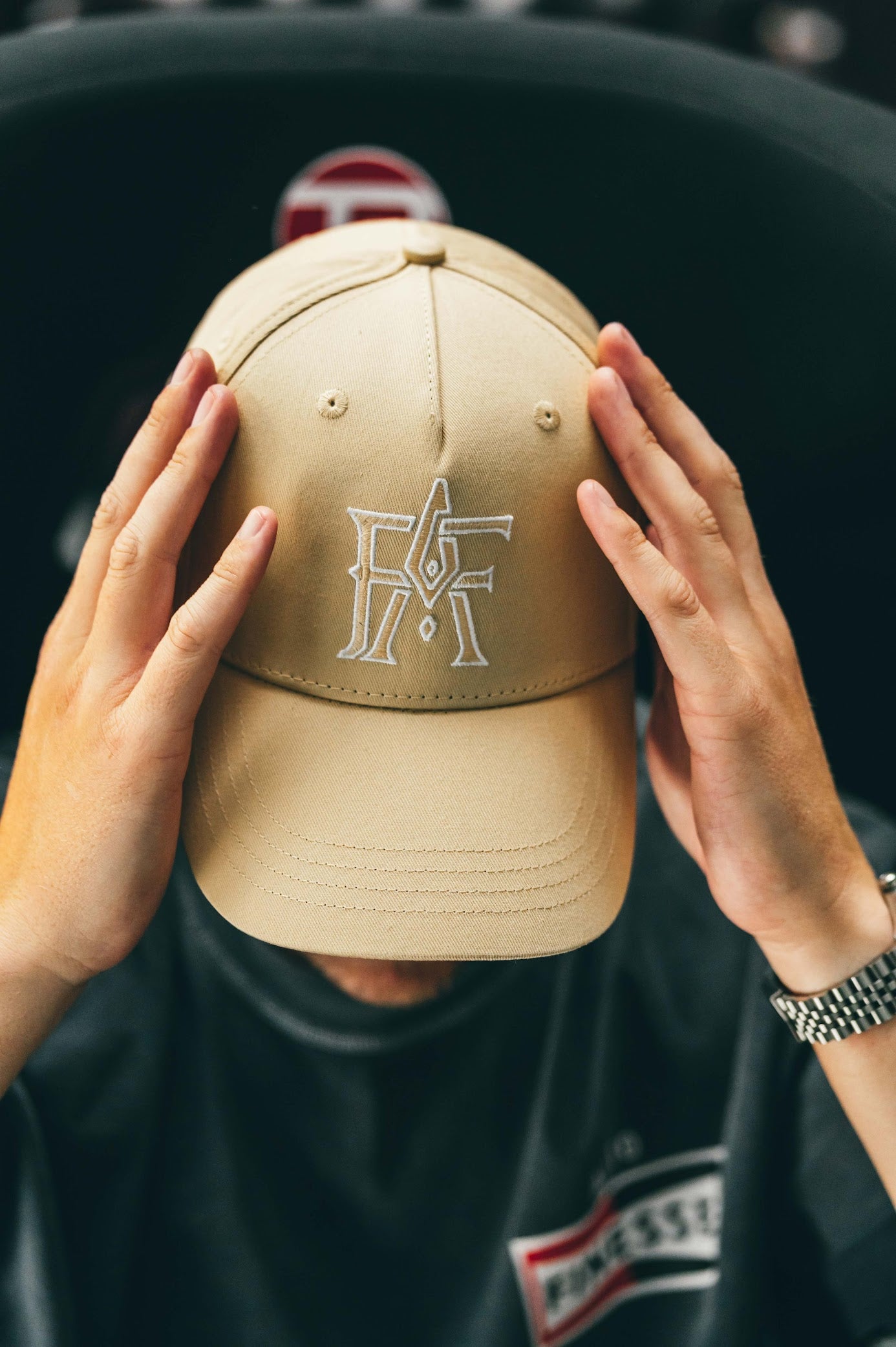 Monogram cap beige – close-up of stitched Auto Finesse detailing