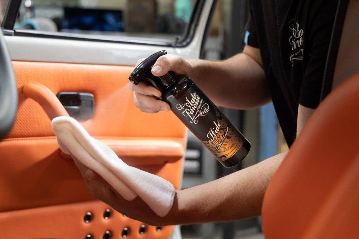 Spraying Hide Car Leather Cleaner